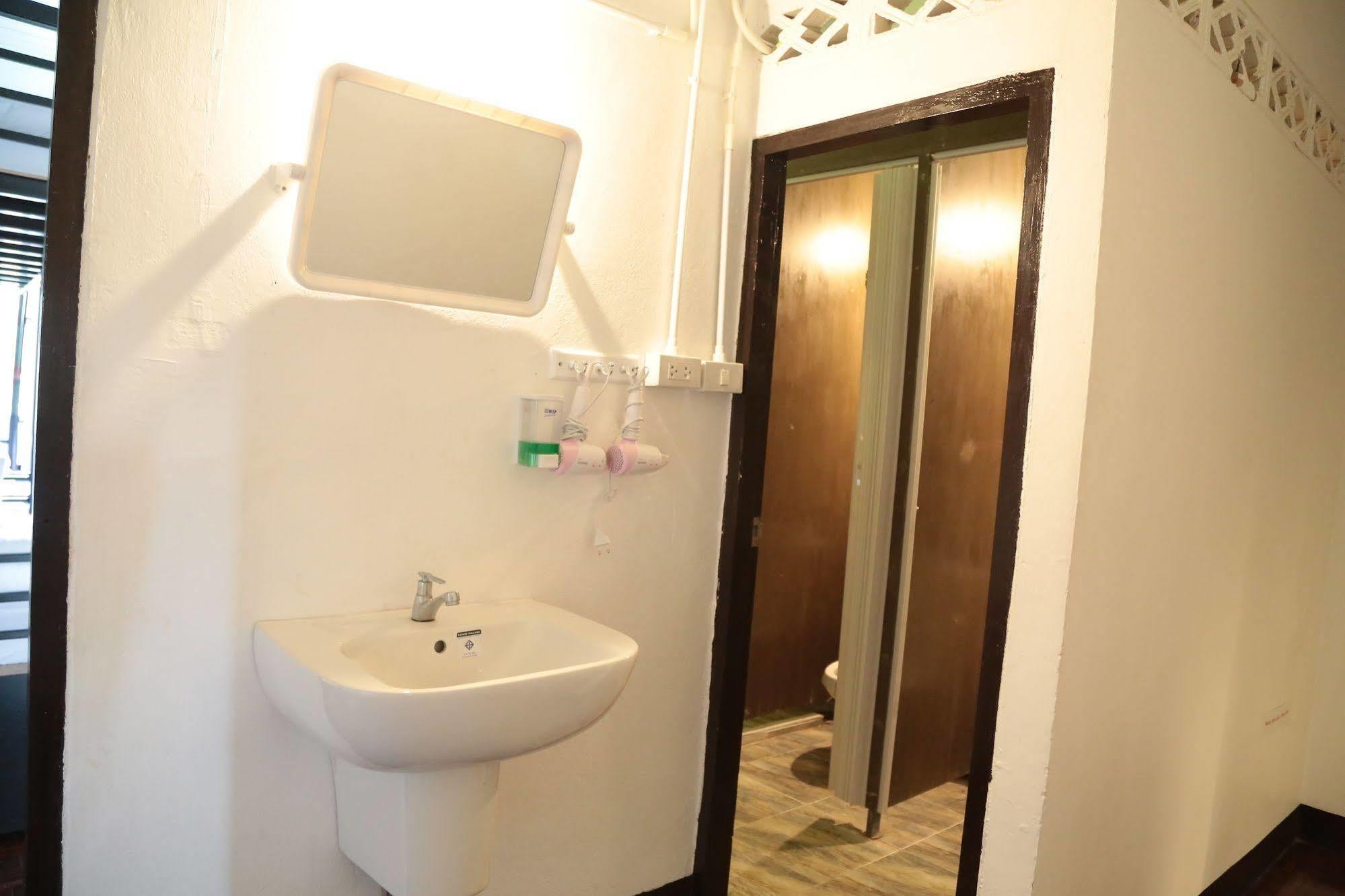 Cassette Hostel Чиангмай Экстерьер фото